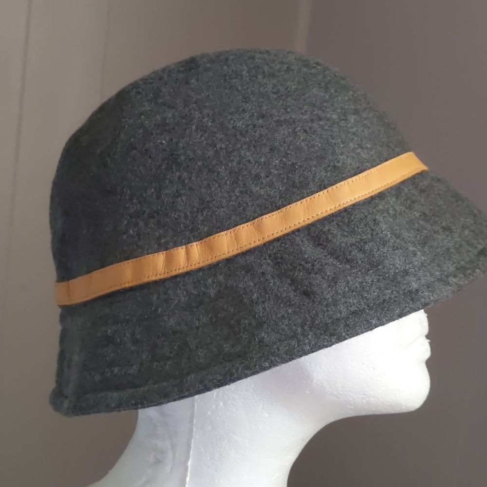 GAP buckt hat gray color